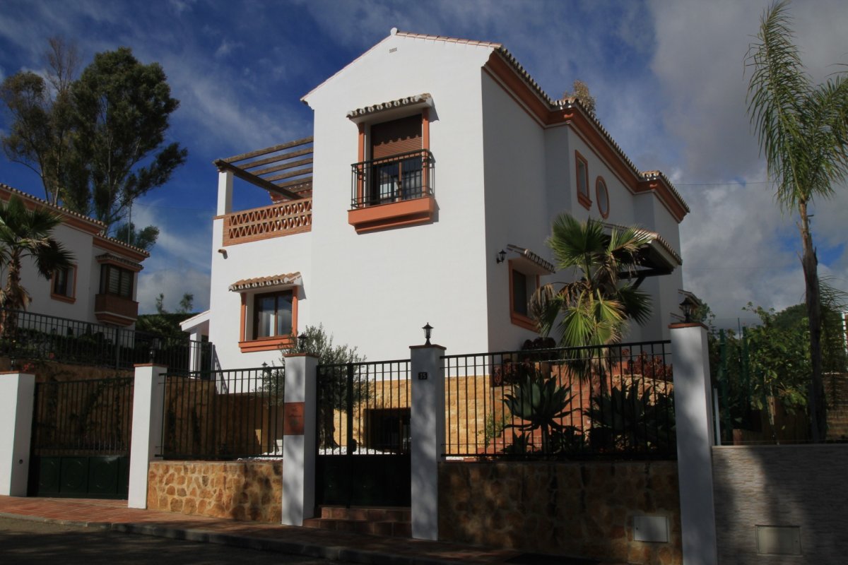 ¡¡CHALET A ESTRENAR EN LA CALA GOLF!!